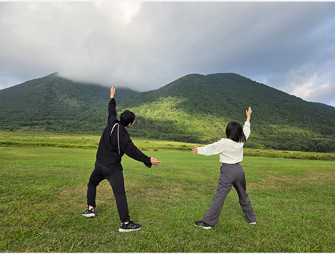秋の山と空